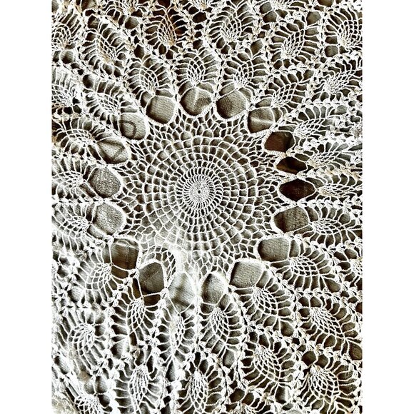 Hand-Crocheted 30" Pineapple Pattern Cotton Tablecloth Topper Large GUC - Picture 3 of 6